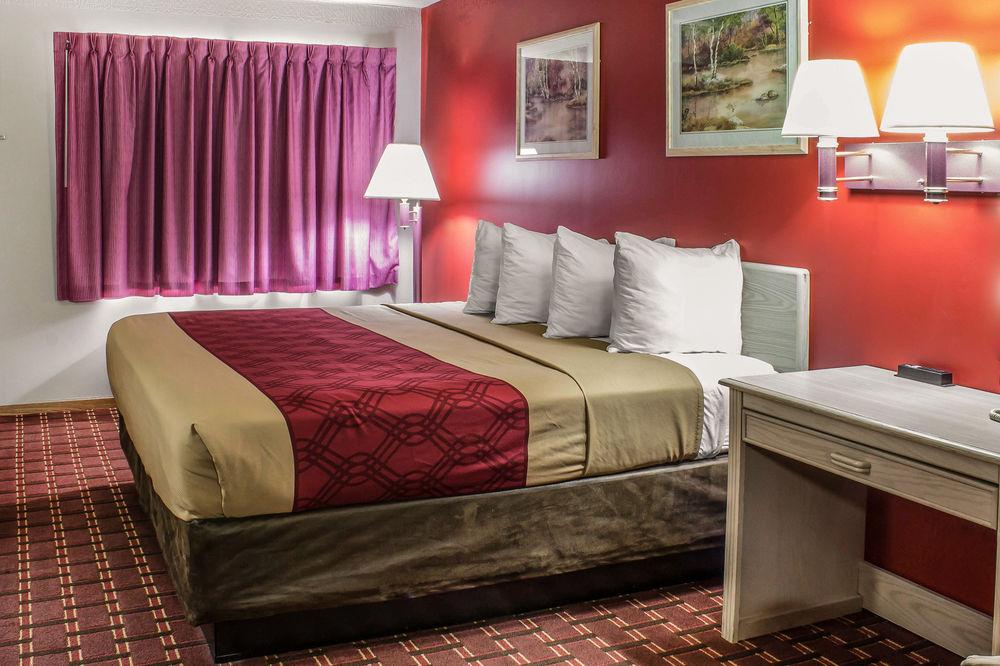 Spencer Inn & Suites Экстерьер фото