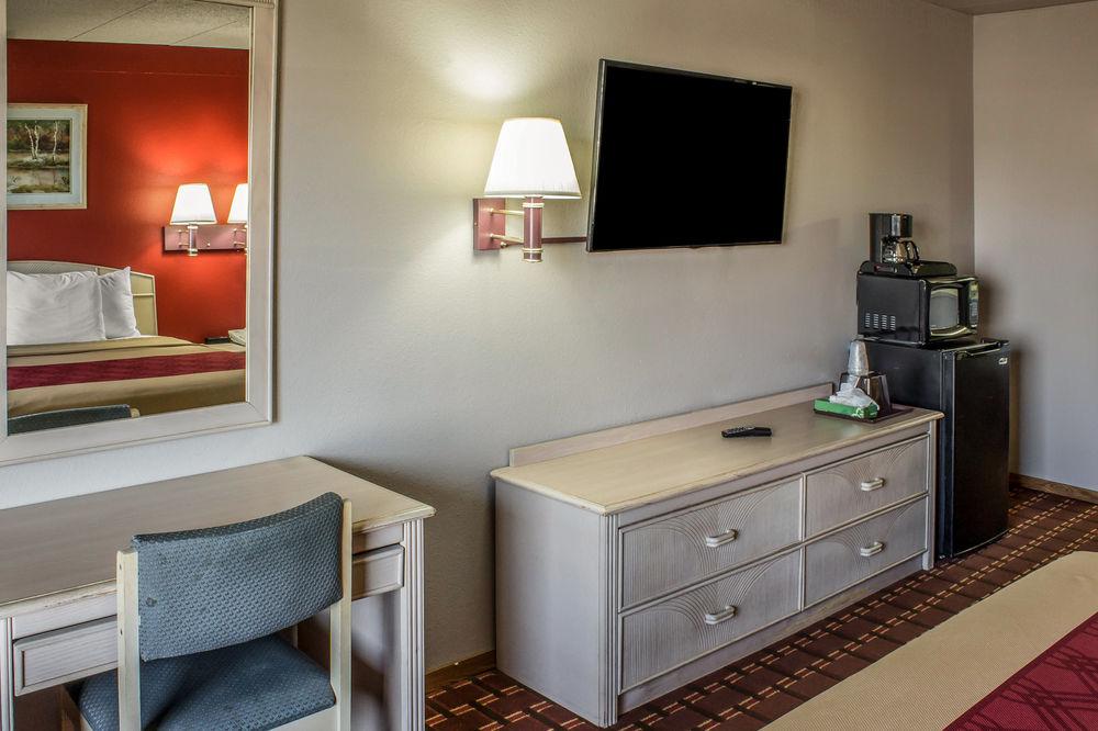 Spencer Inn & Suites Экстерьер фото