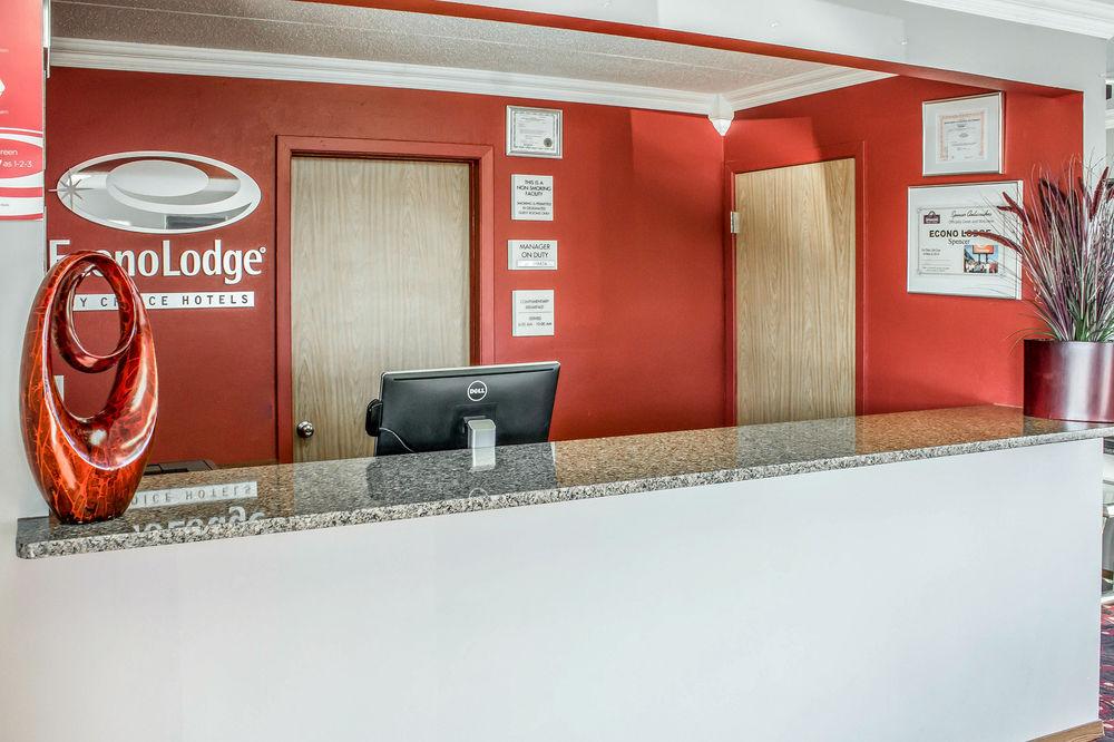 Spencer Inn & Suites Экстерьер фото