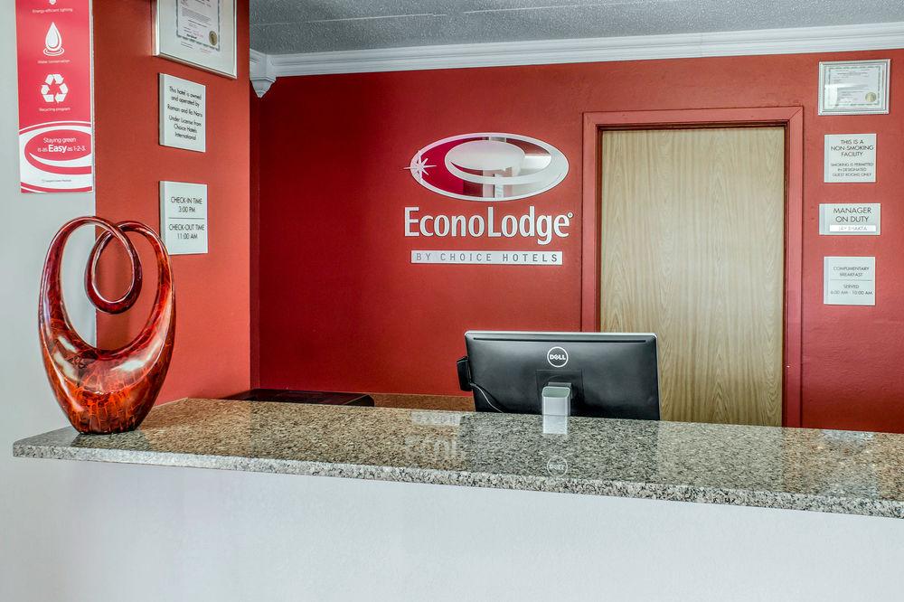 Spencer Inn & Suites Экстерьер фото