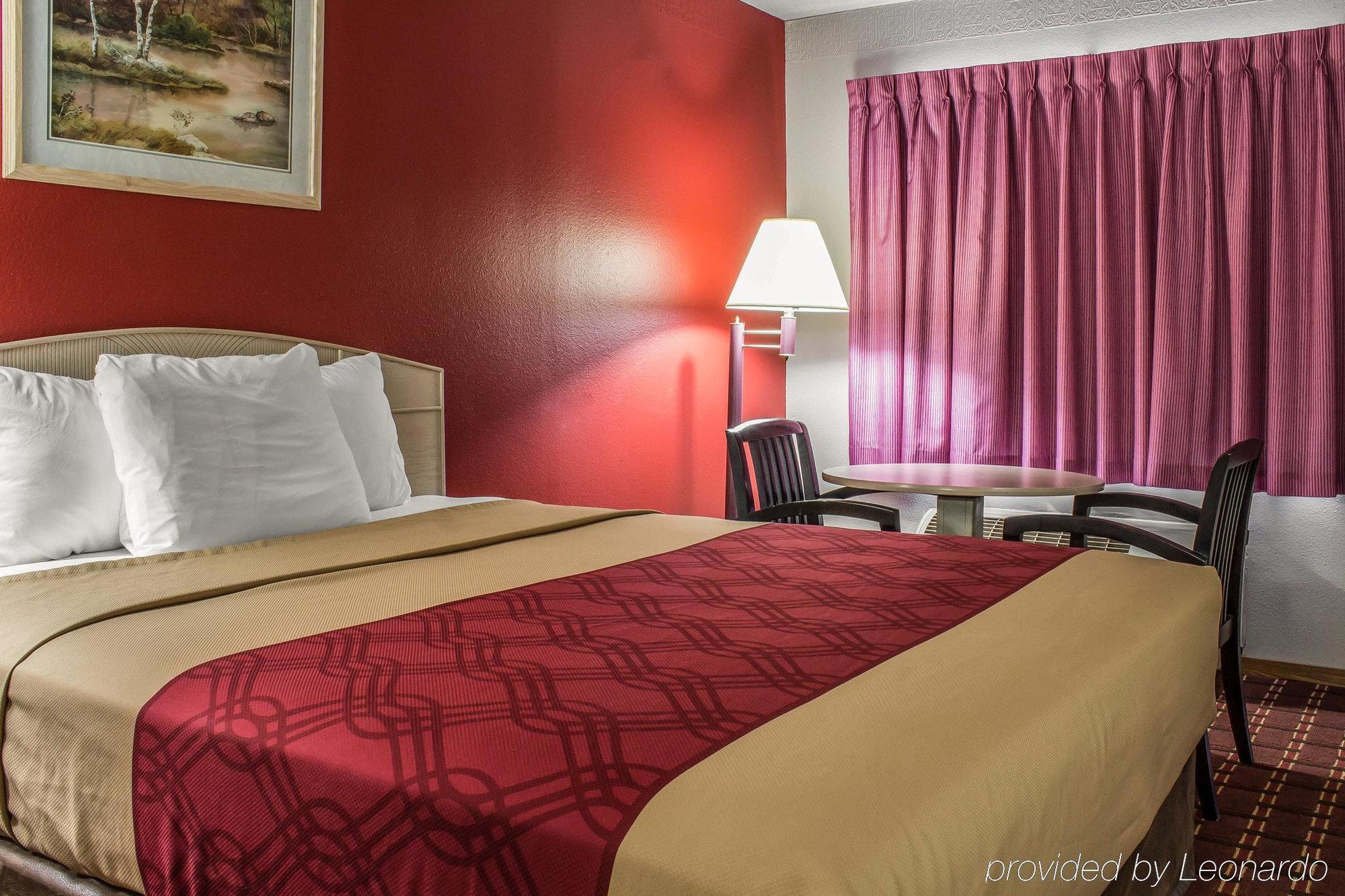 Spencer Inn & Suites Экстерьер фото