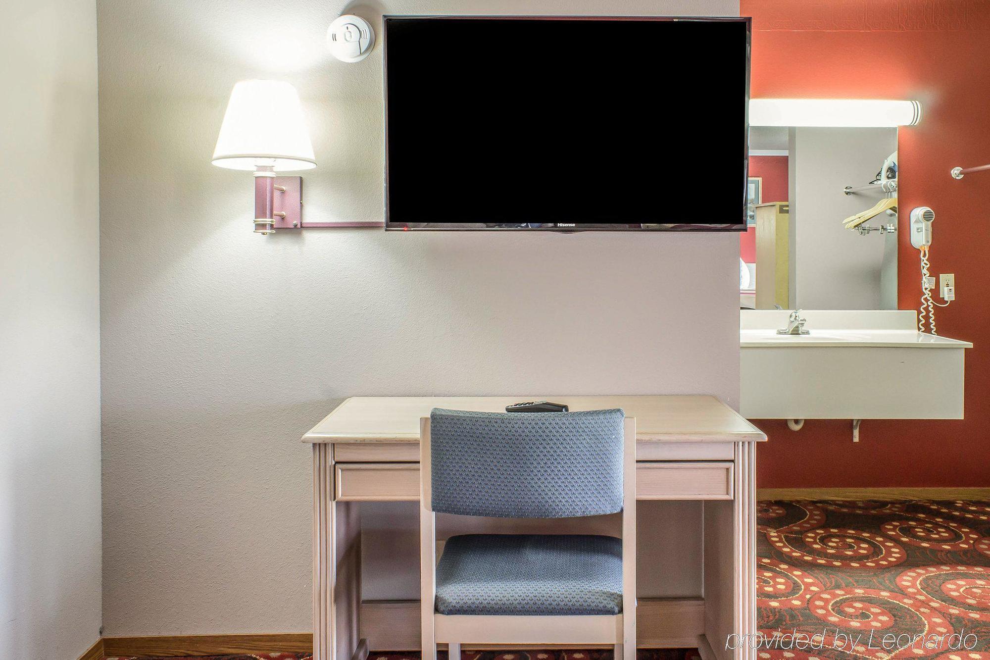Spencer Inn & Suites Экстерьер фото