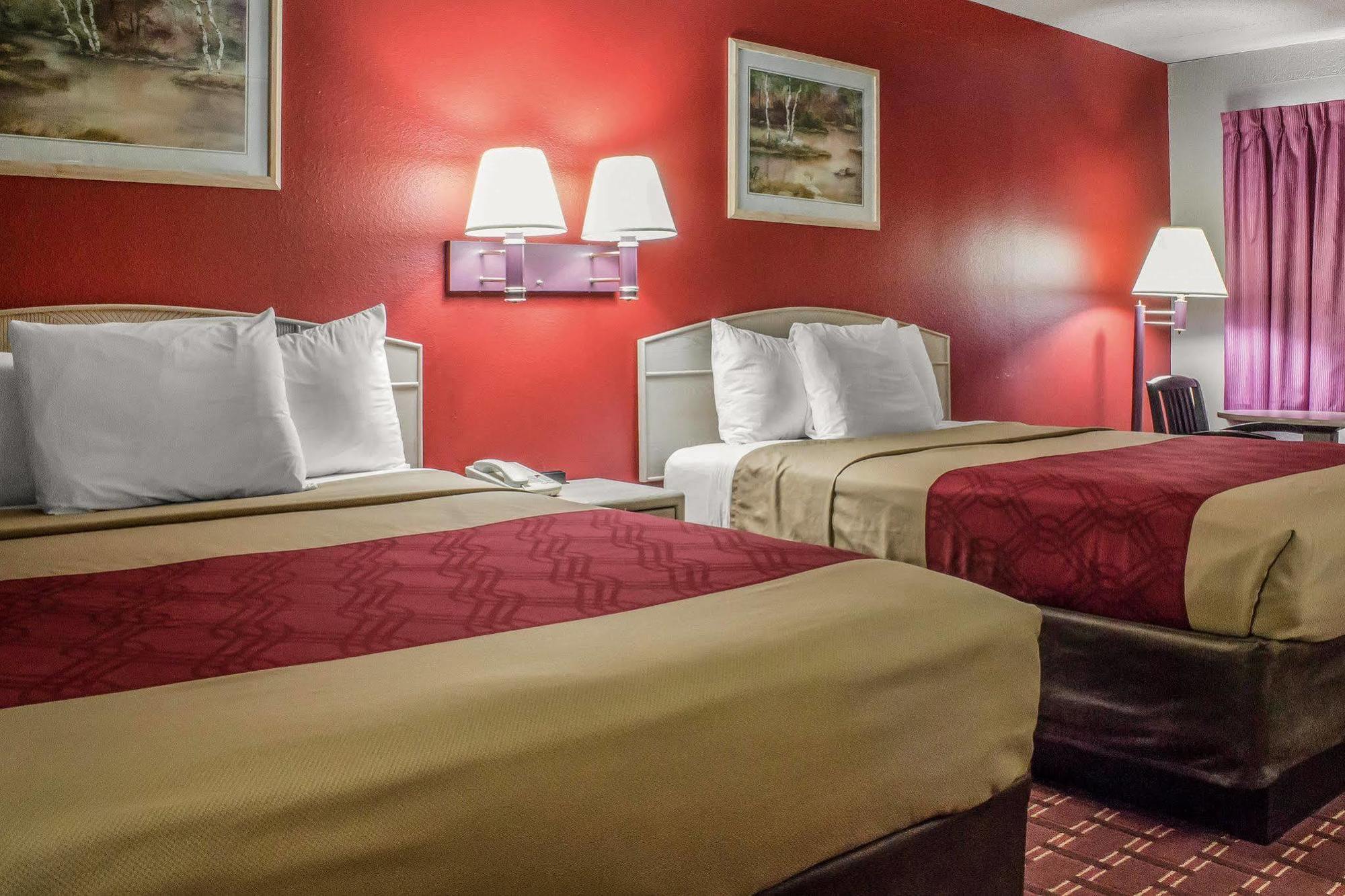 Spencer Inn & Suites Экстерьер фото