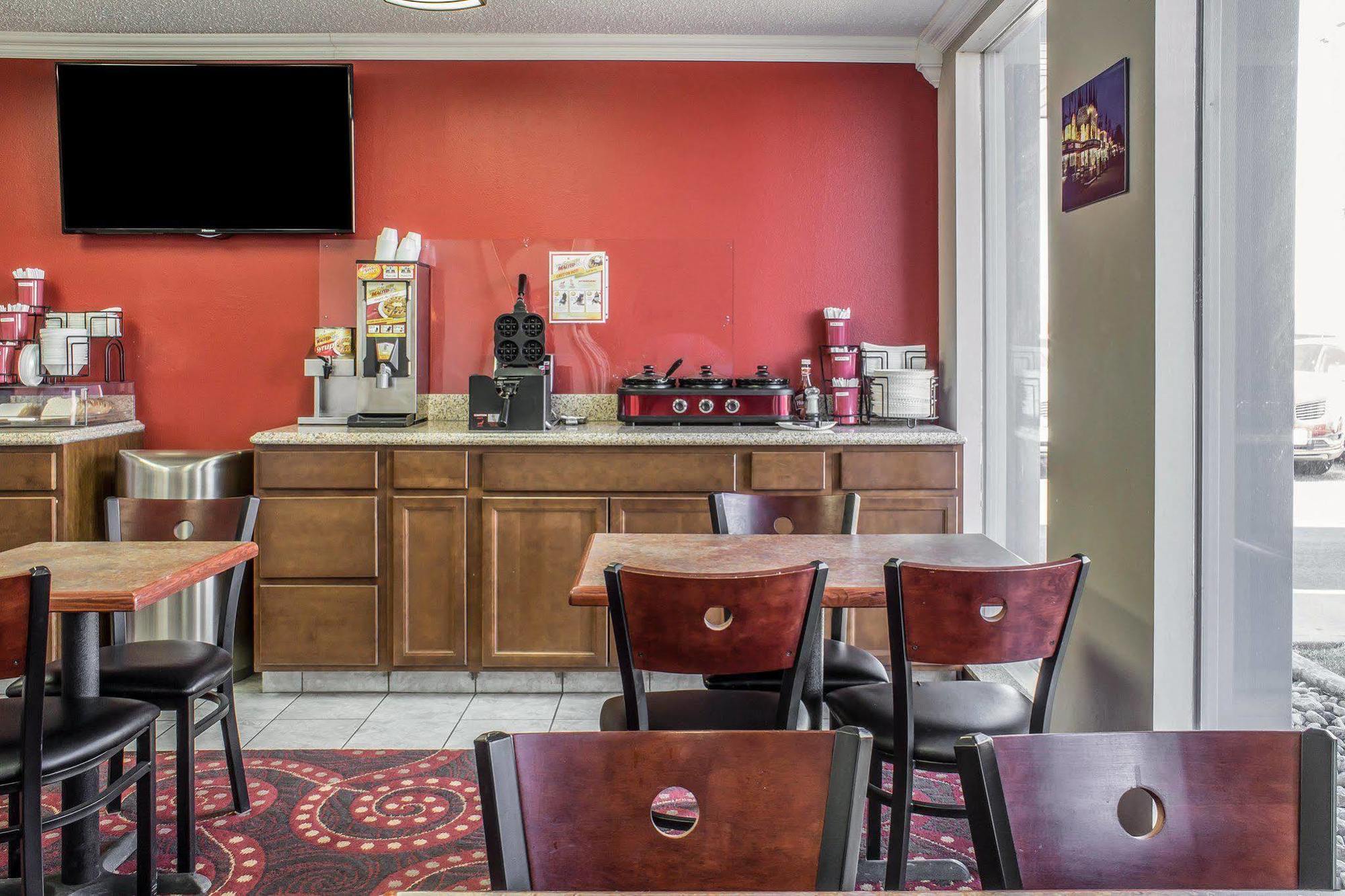 Spencer Inn & Suites Экстерьер фото