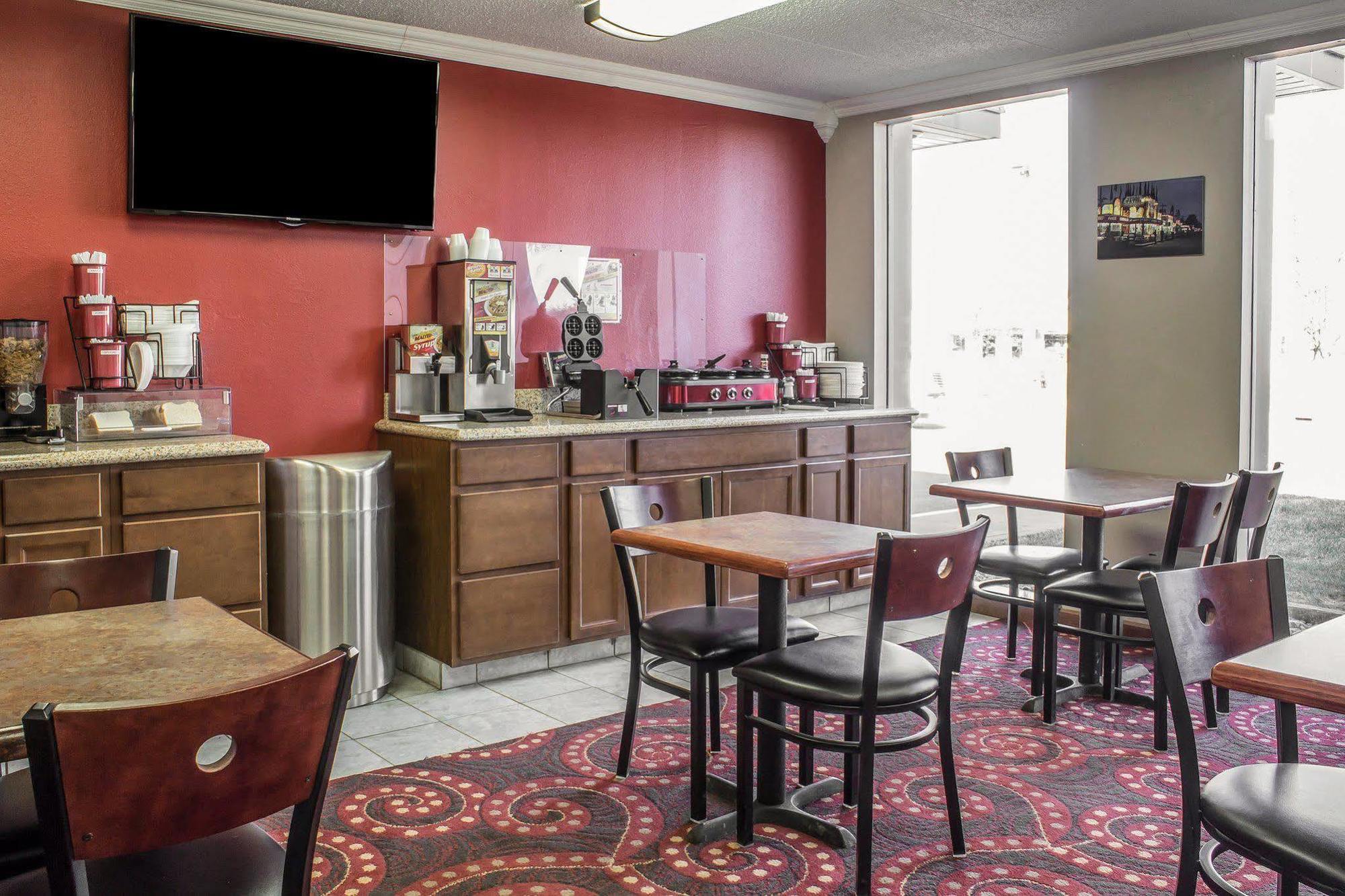 Spencer Inn & Suites Экстерьер фото