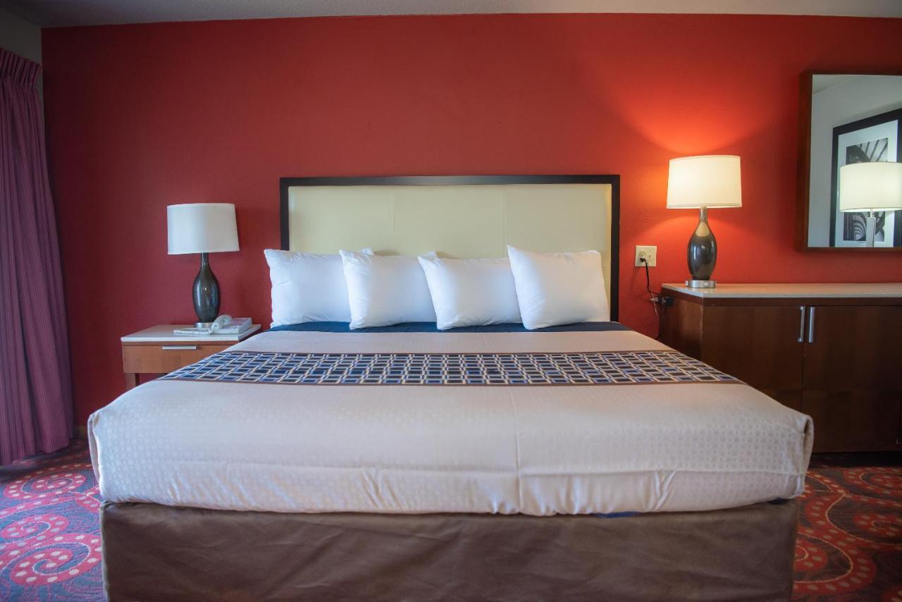 Spencer Inn & Suites Экстерьер фото