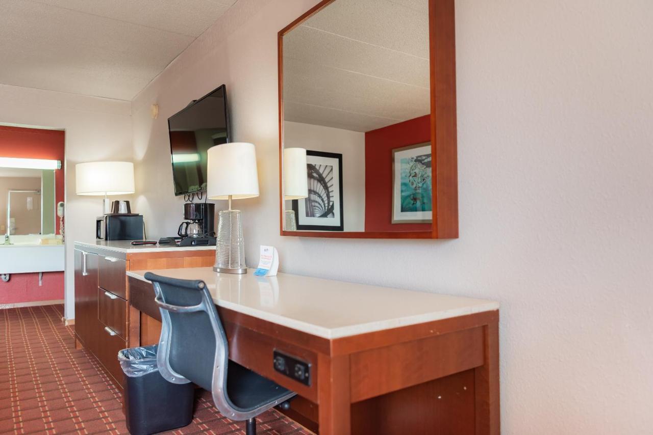 Spencer Inn & Suites Экстерьер фото