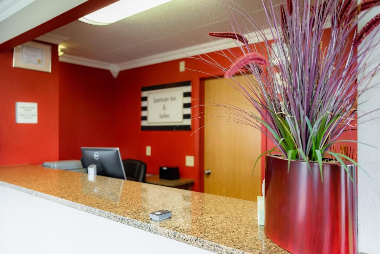 Spencer Inn & Suites Экстерьер фото