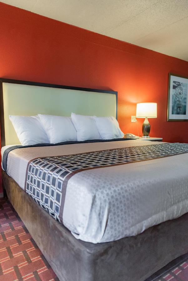 Spencer Inn & Suites Экстерьер фото