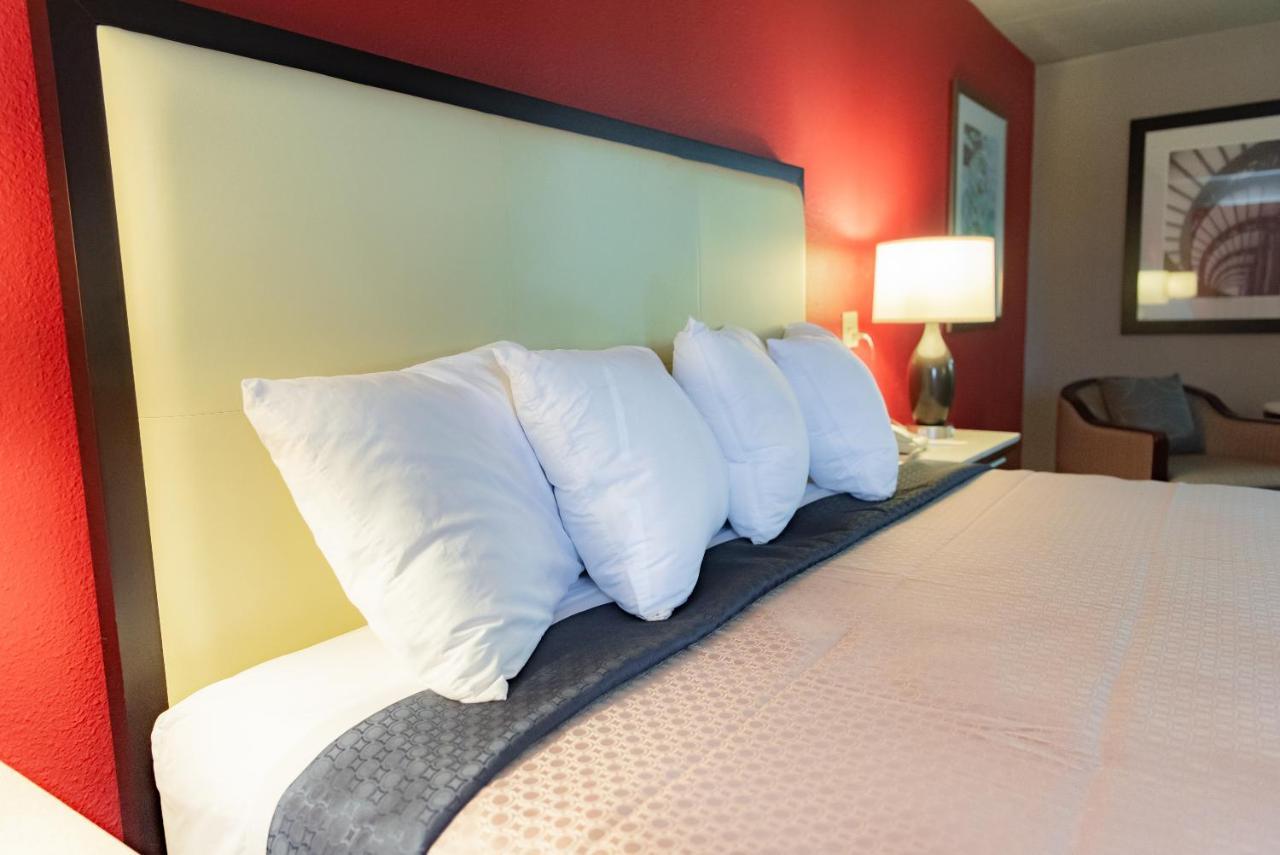 Spencer Inn & Suites Экстерьер фото