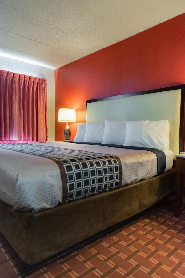 Spencer Inn & Suites Экстерьер фото