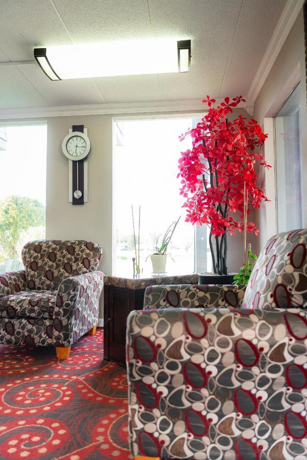 Spencer Inn & Suites Экстерьер фото