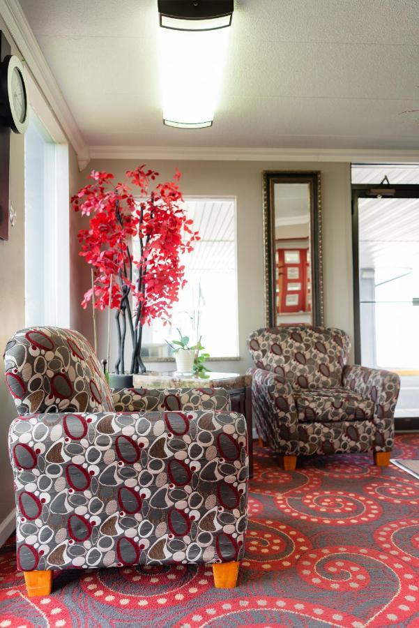 Spencer Inn & Suites Экстерьер фото