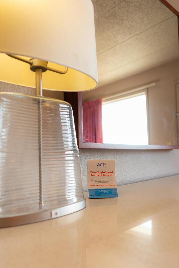 Spencer Inn & Suites Экстерьер фото