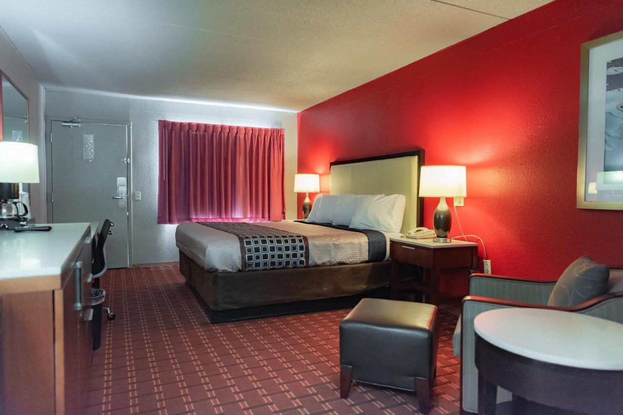 Spencer Inn & Suites Экстерьер фото