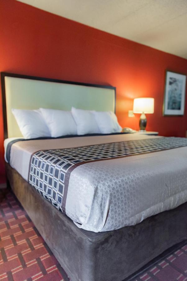 Spencer Inn & Suites Экстерьер фото