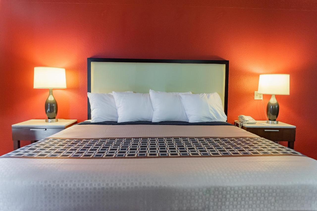 Spencer Inn & Suites Экстерьер фото